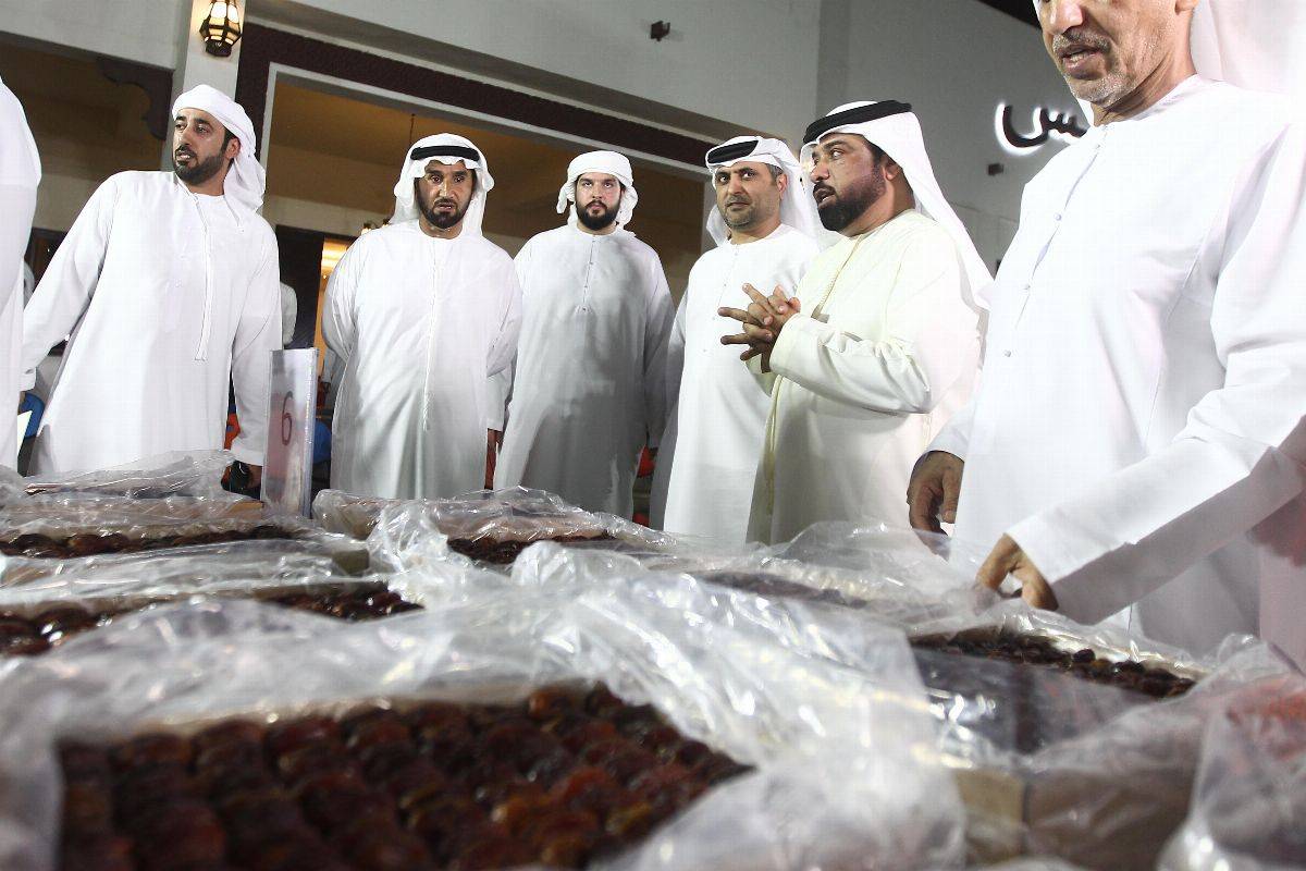 فارس خلف المزروعي يزور مزاد ليوا للتمور في مجلس البطين ويتجول مع الملاّك والمشاركين