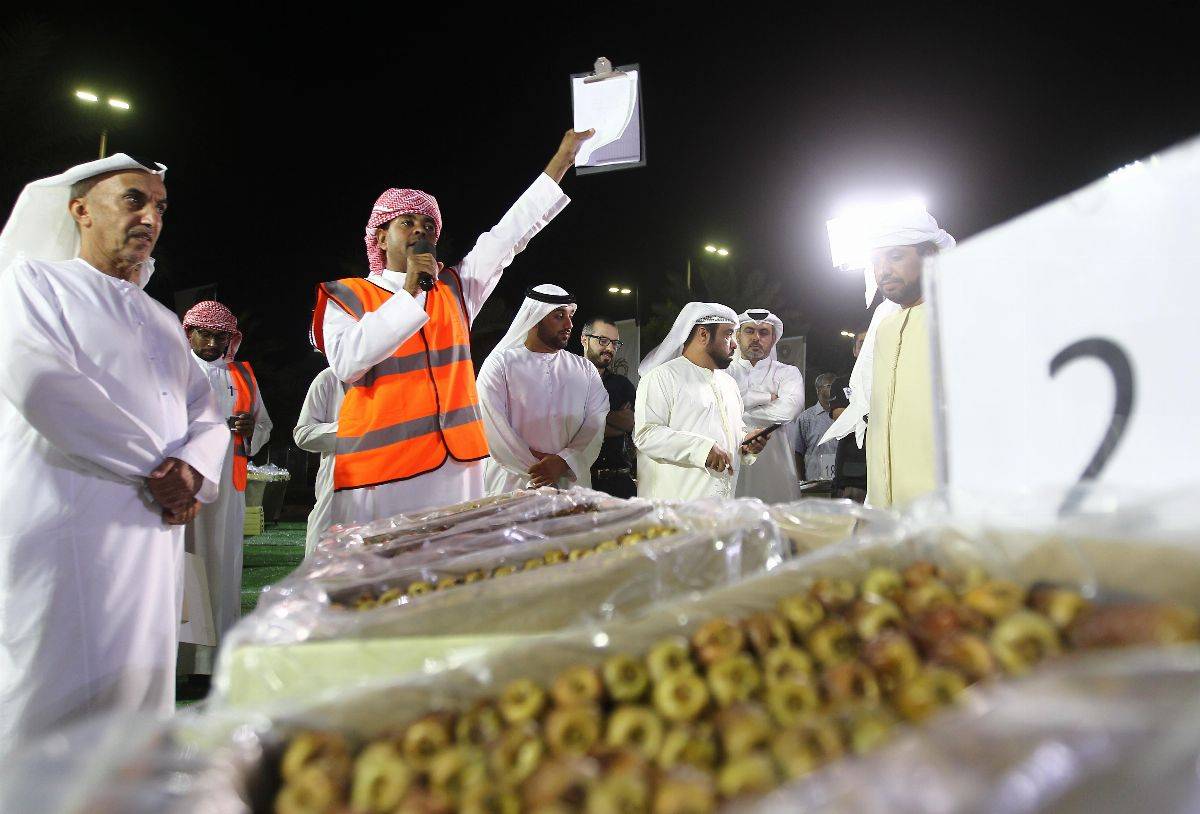 فارس خلف المزروعي يزور مزاد ليوا للتمور في مجلس البطين ويتجول مع الملاّك والمشاركين