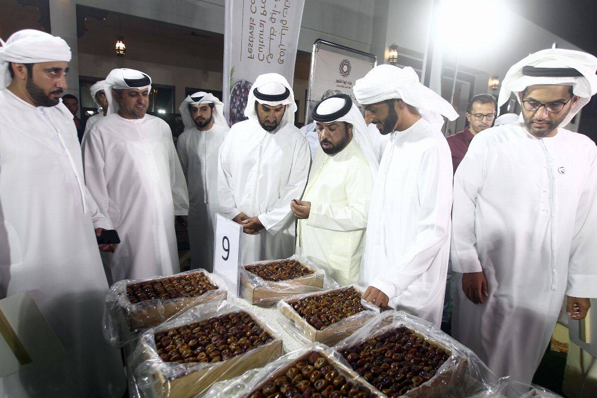 فارس خلف المزروعي يزور مزاد ليوا للتمور في مجلس البطين ويتجول مع الملاّك والمشاركين