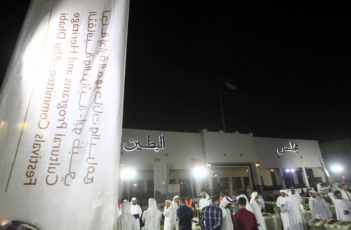 فارس خلف المزروعي يزور مزاد ليوا للتمور في مجلس البطين ويتجول مع الملاّك والمشاركين