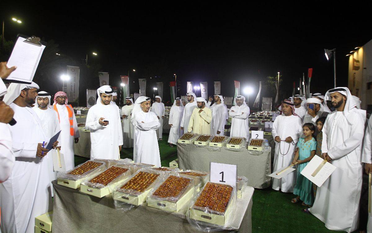 فارس خلف المزروعي يزور مزاد ليوا للتمور في مجلس البطين ويتجول مع الملاّك والمشاركين