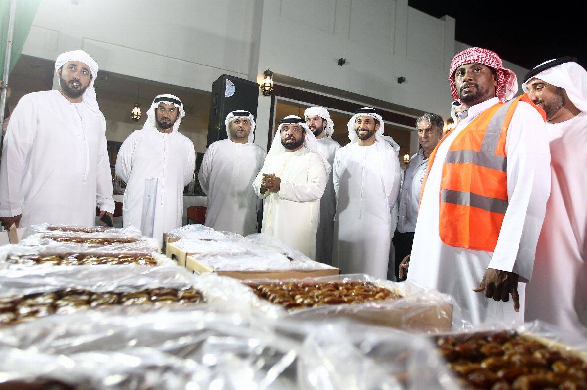 فارس خلف المزروعي يزور مزاد ليوا للتمور في مجلس البطين ويتجول مع الملاّك والمشاركين