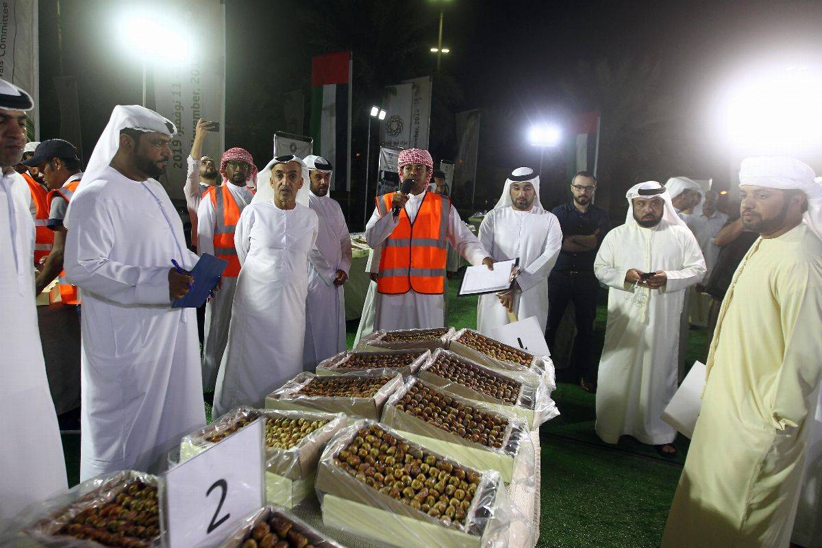 فارس خلف المزروعي يزور مزاد ليوا للتمور في مجلس البطين ويتجول مع الملاّك والمشاركين