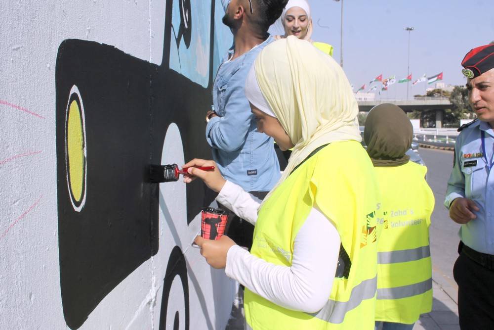 الشرطة المُجتمعية تُنفِذ جِدارية لاتكتُب وأنت سايق  قُرب دوار الداخلية