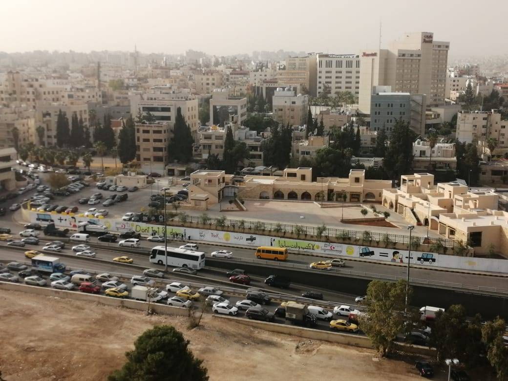 الشرطة المُجتمعية تُنفِذ جِدارية لاتكتُب وأنت سايق  قُرب دوار الداخلية