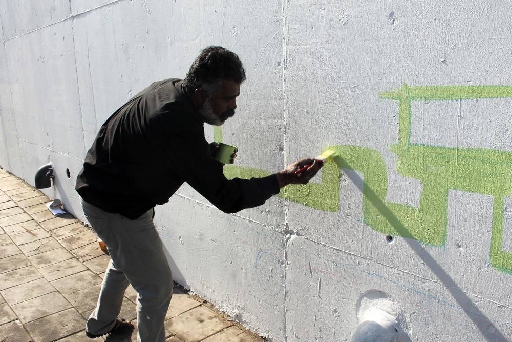 الشرطة المُجتمعية تُنفِذ جِدارية لاتكتُب وأنت سايق  قُرب دوار الداخلية