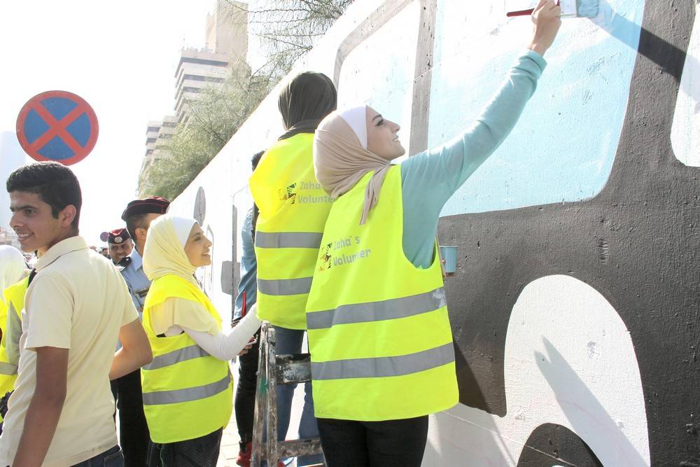 الشرطة المُجتمعية تُنفِذ جِدارية لاتكتُب وأنت سايق  قُرب دوار الداخلية