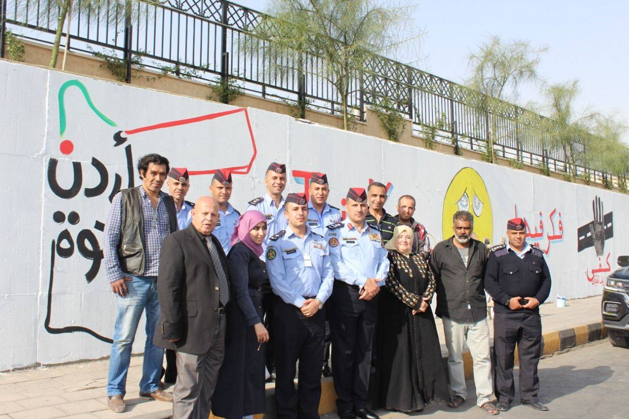 الشرطة المُجتمعية تُنفِذ جِدارية لاتكتُب وأنت سايق  قُرب دوار الداخلية