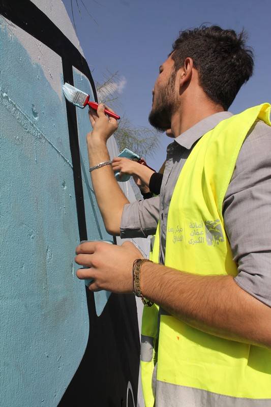 الشرطة المُجتمعية تُنفِذ جِدارية لاتكتُب وأنت سايق  قُرب دوار الداخلية