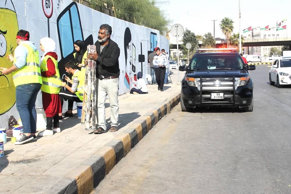 الشرطة المُجتمعية تُنفِذ جِدارية لاتكتُب وأنت سايق  قُرب دوار الداخلية