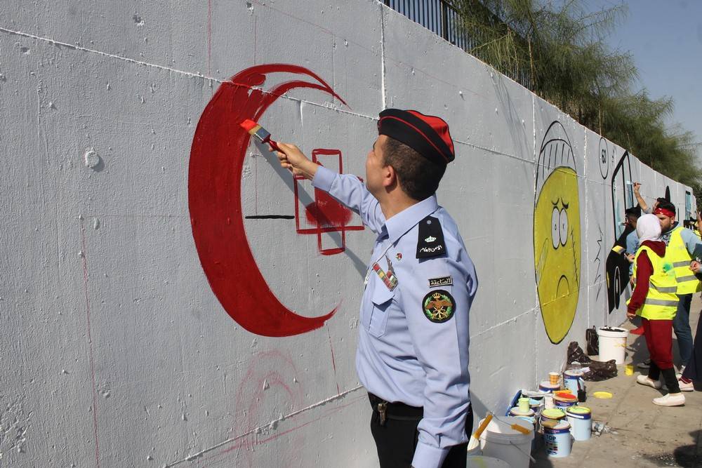 الشرطة المُجتمعية تُنفِذ جِدارية لاتكتُب وأنت سايق  قُرب دوار الداخلية