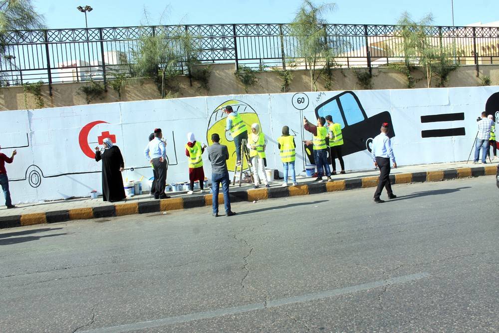 الشرطة المُجتمعية تُنفِذ جِدارية لاتكتُب وأنت سايق  قُرب دوار الداخلية