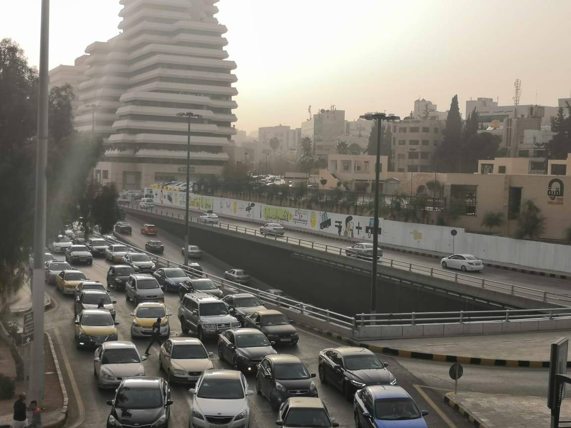 الشرطة المُجتمعية تُنفِذ جِدارية لاتكتُب وأنت سايق  قُرب دوار الداخلية