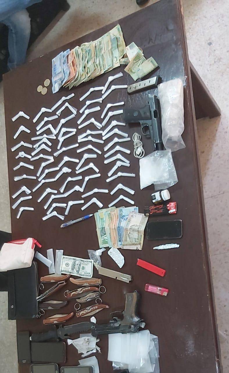 مكافحة المخدرات تنفذ حملة امنية في الزرقاء وتلقي القبض خلالها على ستة اشخاص بحوزتهم كميات من المواد المخدرة وسلاحين ناريين