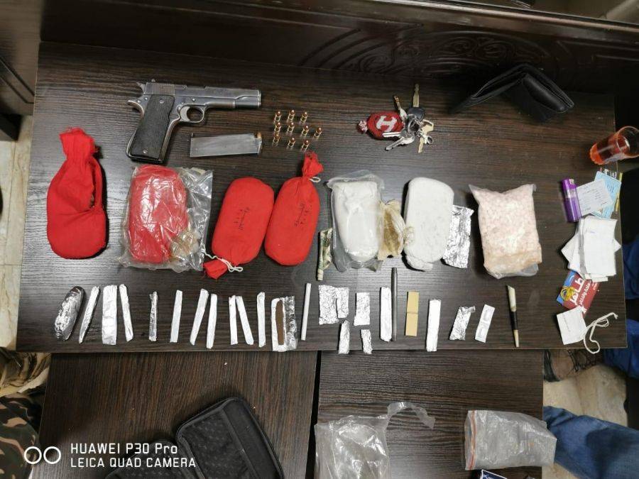 الجمارك : ضبط شخص بعد مطاردته بالزرقاء وبحوزته مواد مخدرة وسلاح ناري