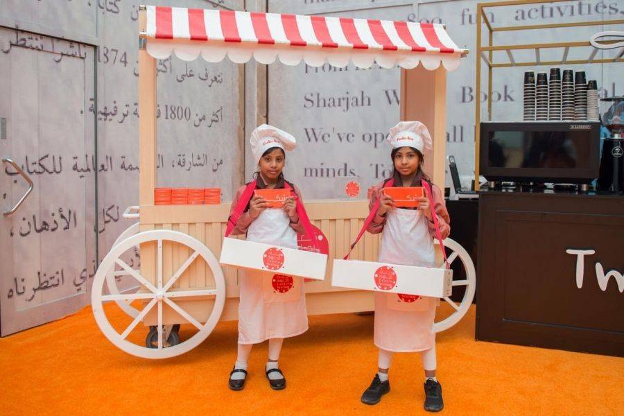 مرشدات وزهرات مفوضية الشارقة يوزّعن الأمل في معرض الشارقة الدولي للكتاب