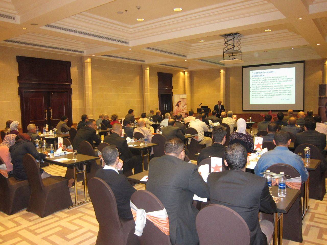 الدكتور نايل العدوان يكرم الطبيب جميل قندح