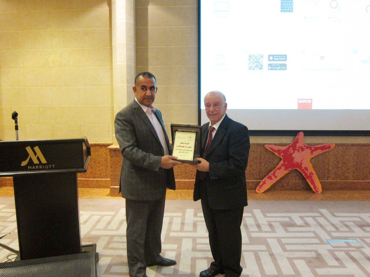 الدكتور نايل العدوان يكرم الطبيب جميل قندح