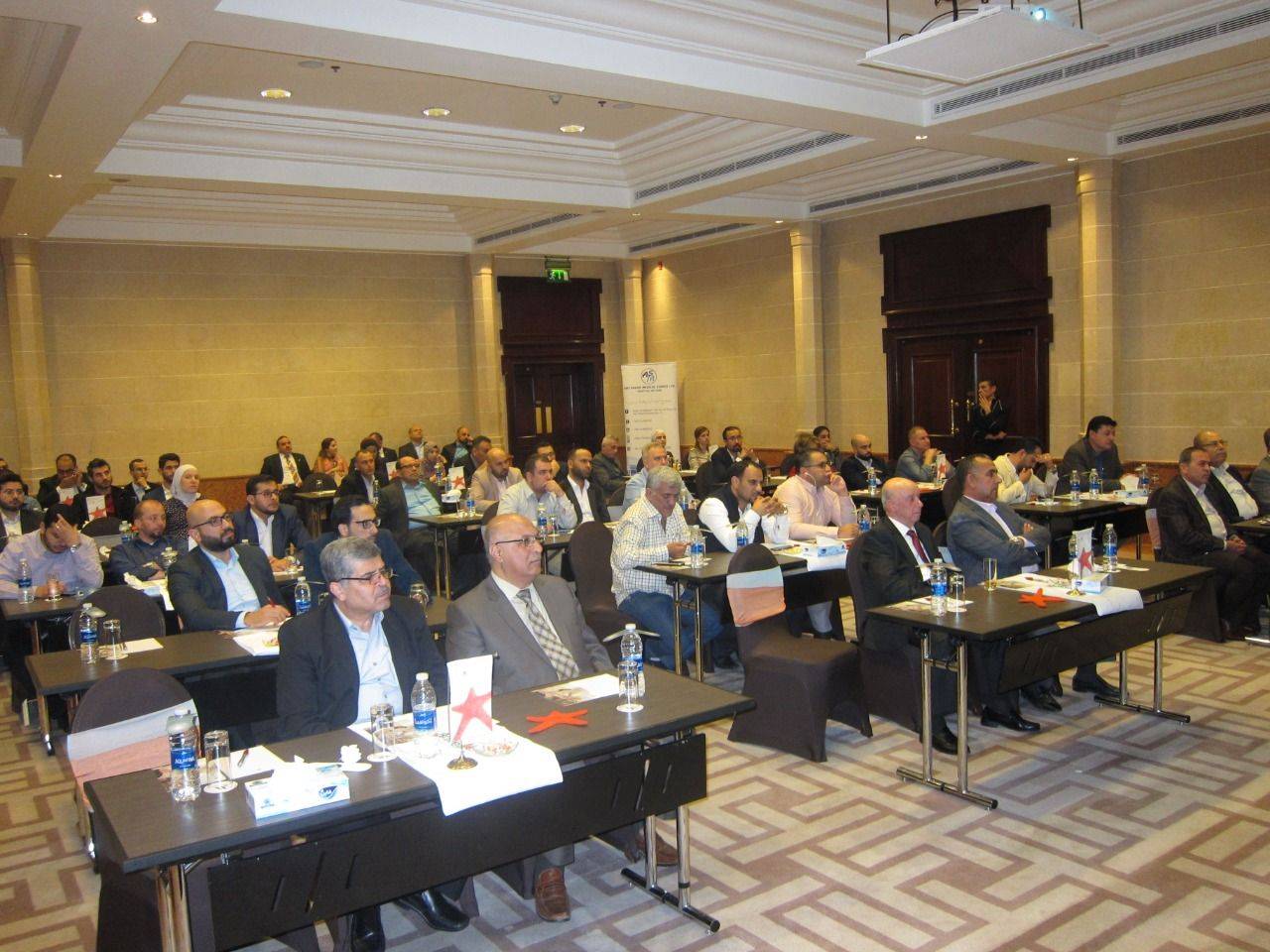 الدكتور نايل العدوان يكرم الطبيب جميل قندح