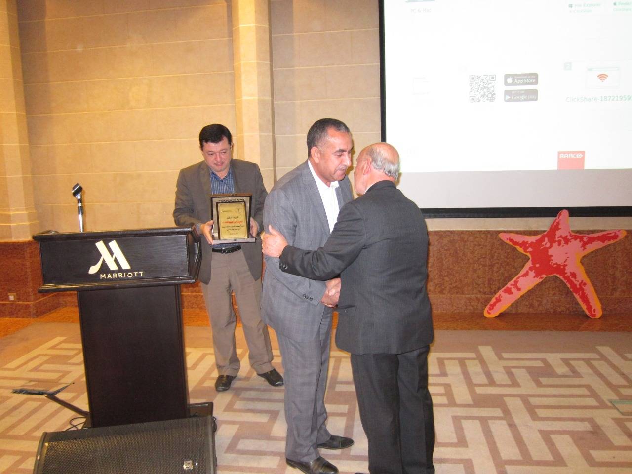 الدكتور نايل العدوان يكرم الطبيب جميل قندح