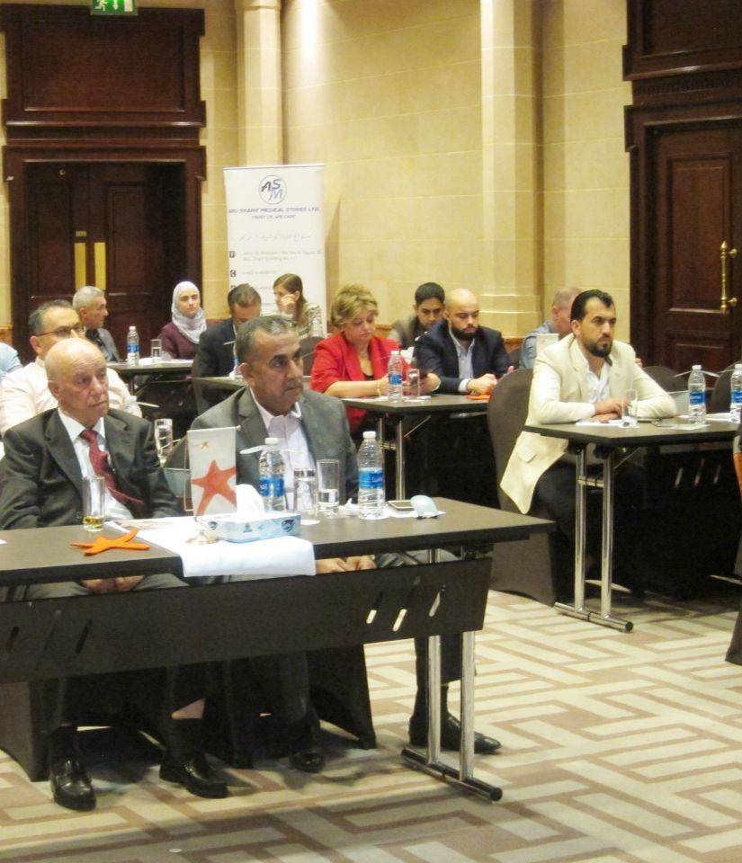 الدكتور نايل العدوان يكرم الطبيب جميل قندح