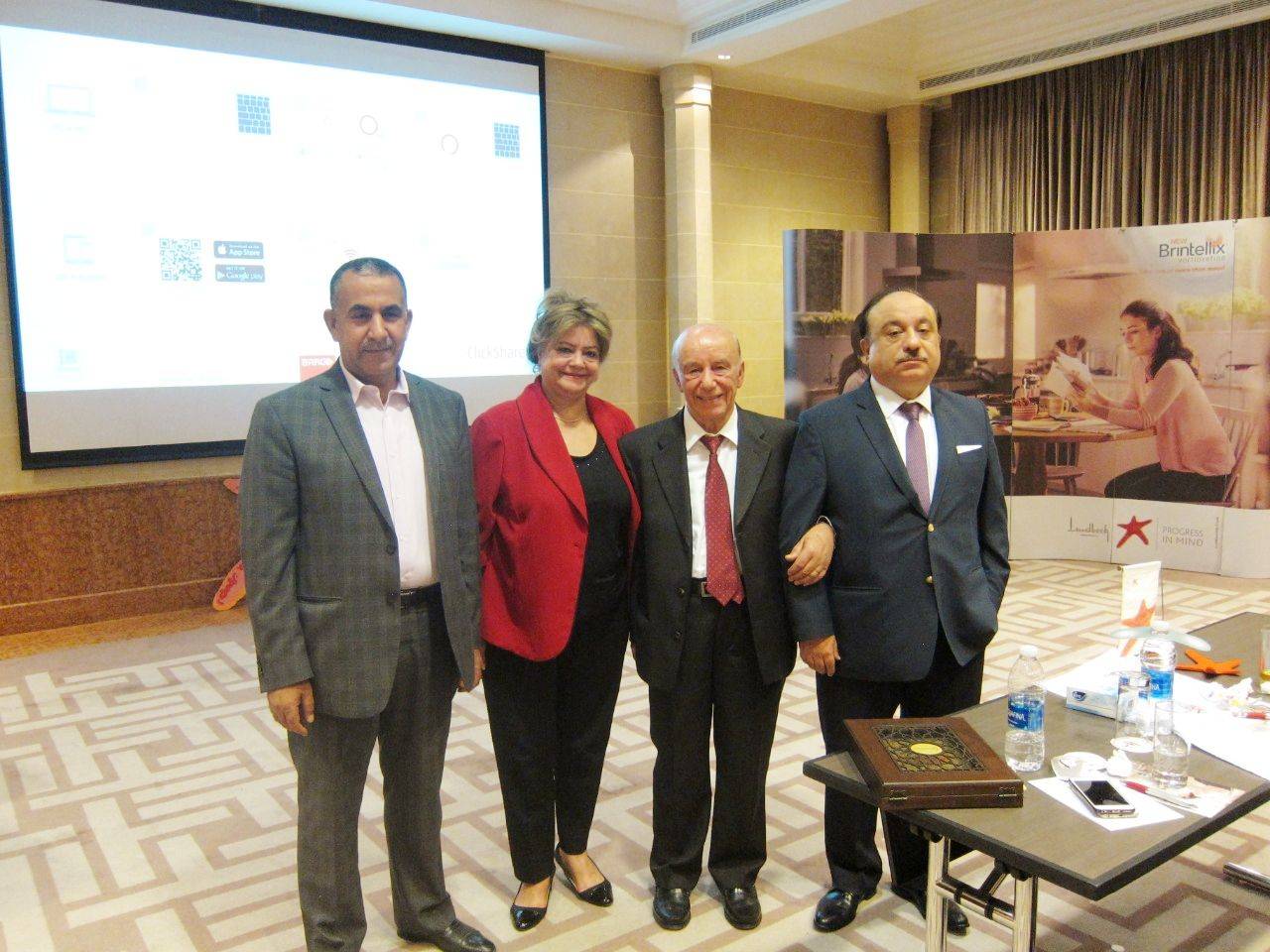 الدكتور نايل العدوان يكرم الطبيب جميل قندح