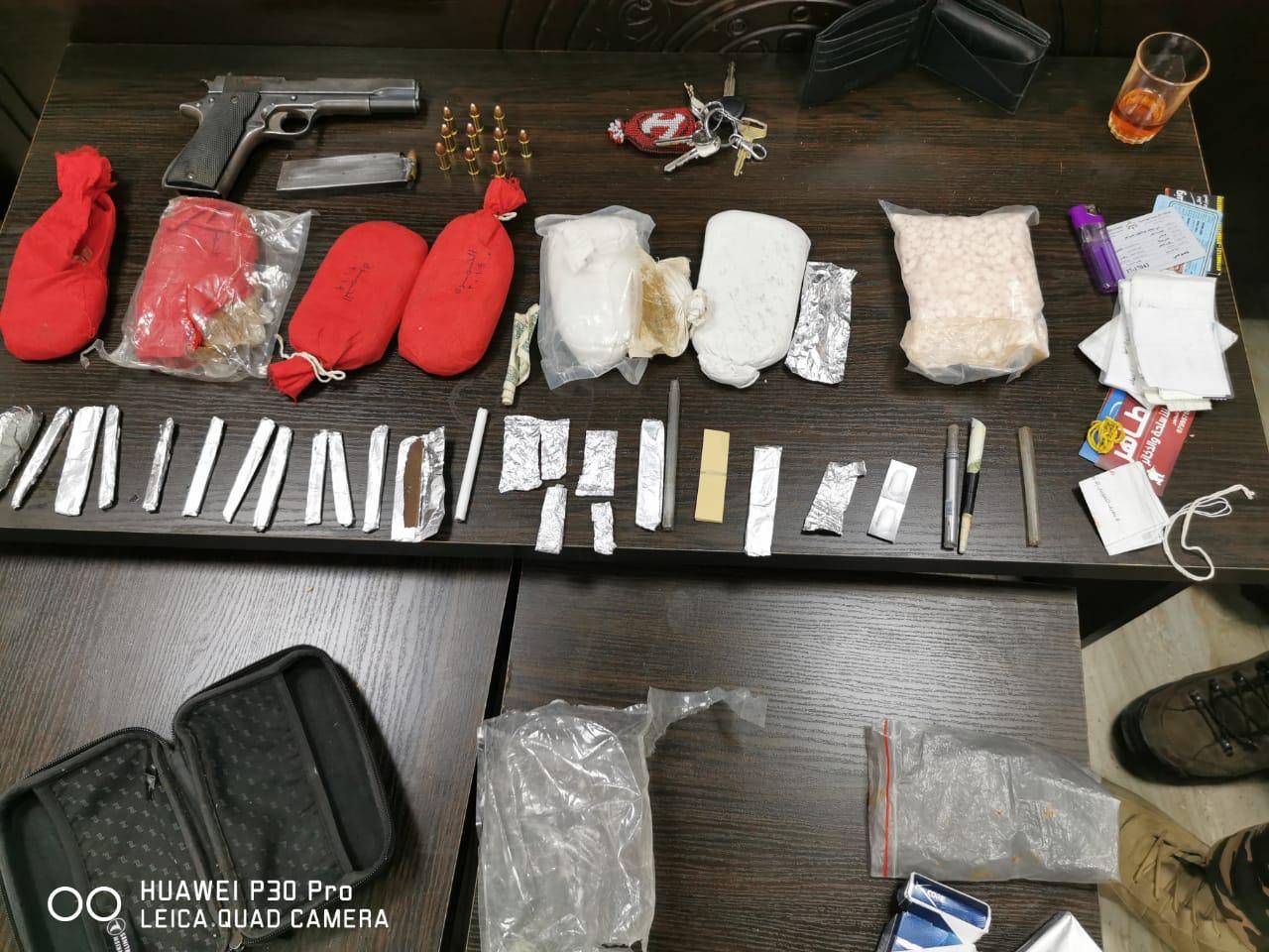 الجمارك : ضبط شخص بعد مطاردته بالزرقاء وبحوزته مواد مخدرة وسلاح ناري