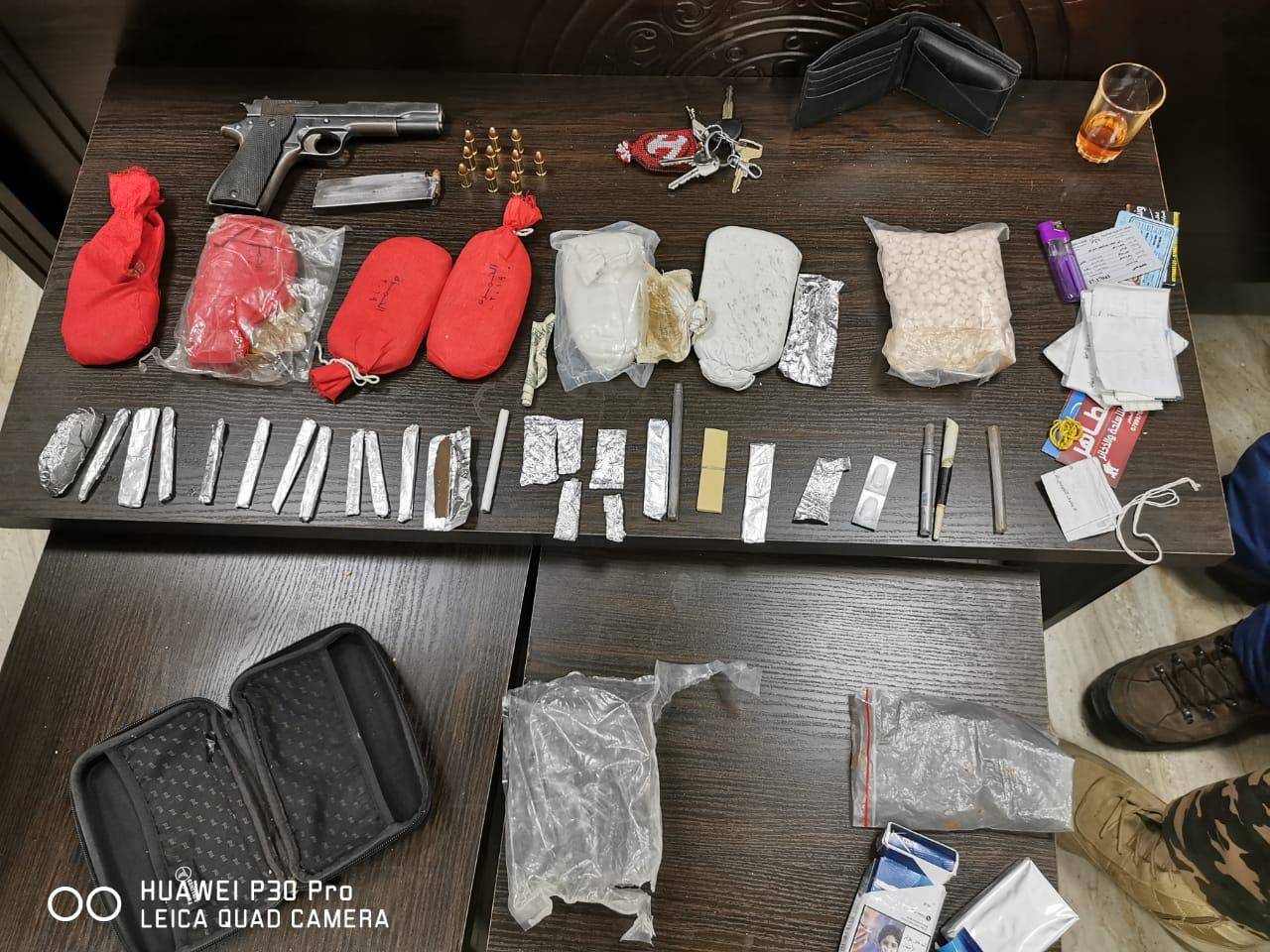 الجمارك : ضبط شخص بعد مطاردته بالزرقاء وبحوزته مواد مخدرة وسلاح ناري