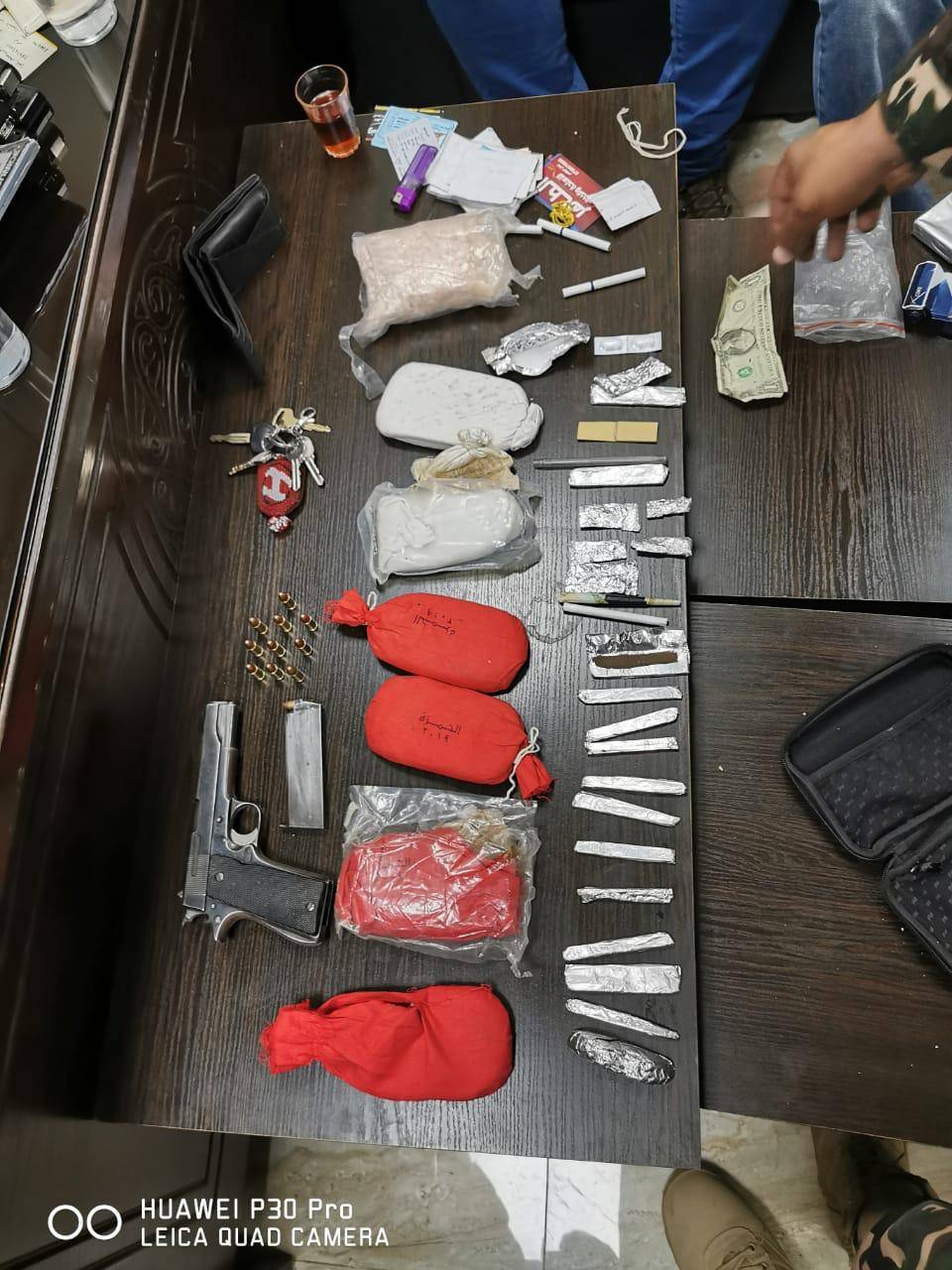 الجمارك : ضبط شخص بعد مطاردته بالزرقاء وبحوزته مواد مخدرة وسلاح ناري