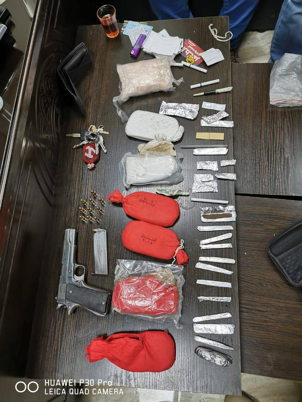 الجمارك : ضبط شخص بعد مطاردته بالزرقاء وبحوزته مواد مخدرة وسلاح ناري