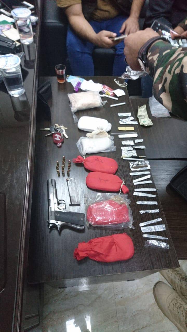 الجمارك : ضبط شخص بعد مطاردته بالزرقاء وبحوزته مواد مخدرة وسلاح ناري