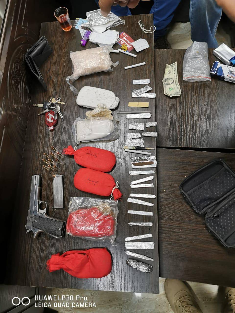 الجمارك : ضبط شخص بعد مطاردته بالزرقاء وبحوزته مواد مخدرة وسلاح ناري