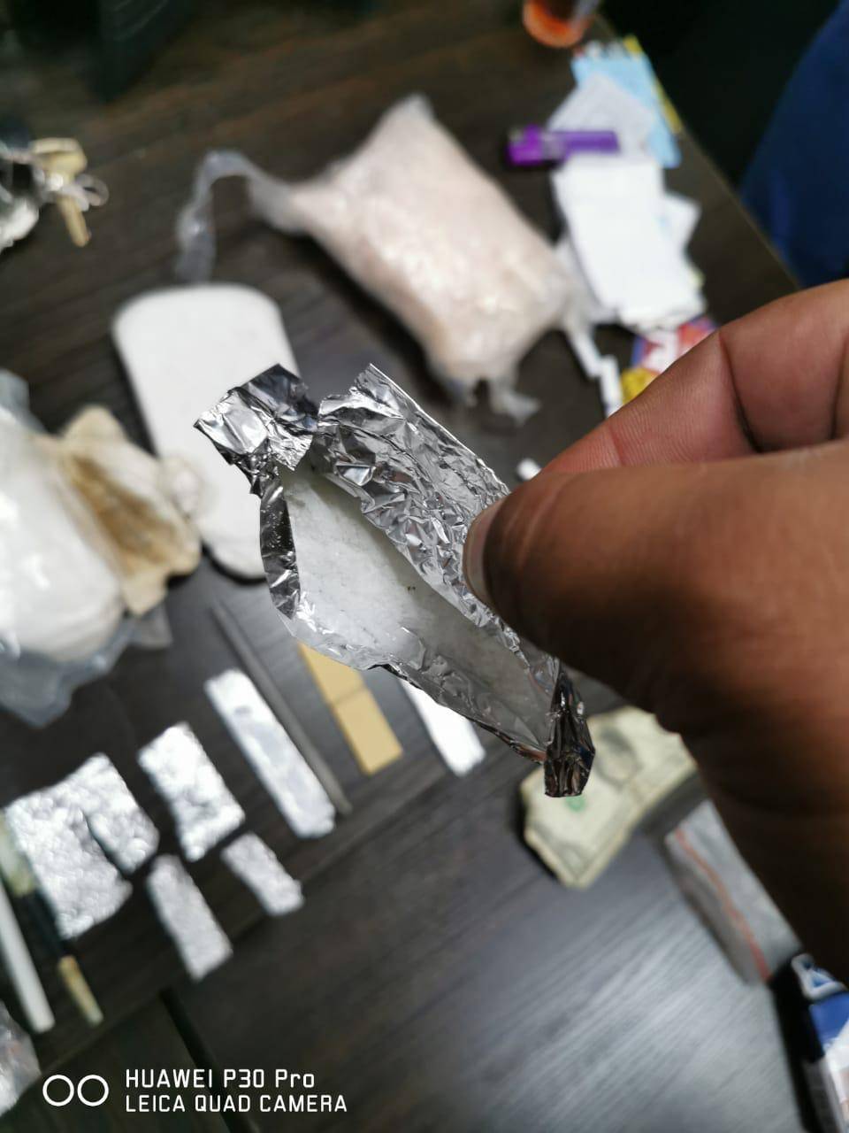 الجمارك : ضبط شخص بعد مطاردته بالزرقاء وبحوزته مواد مخدرة وسلاح ناري