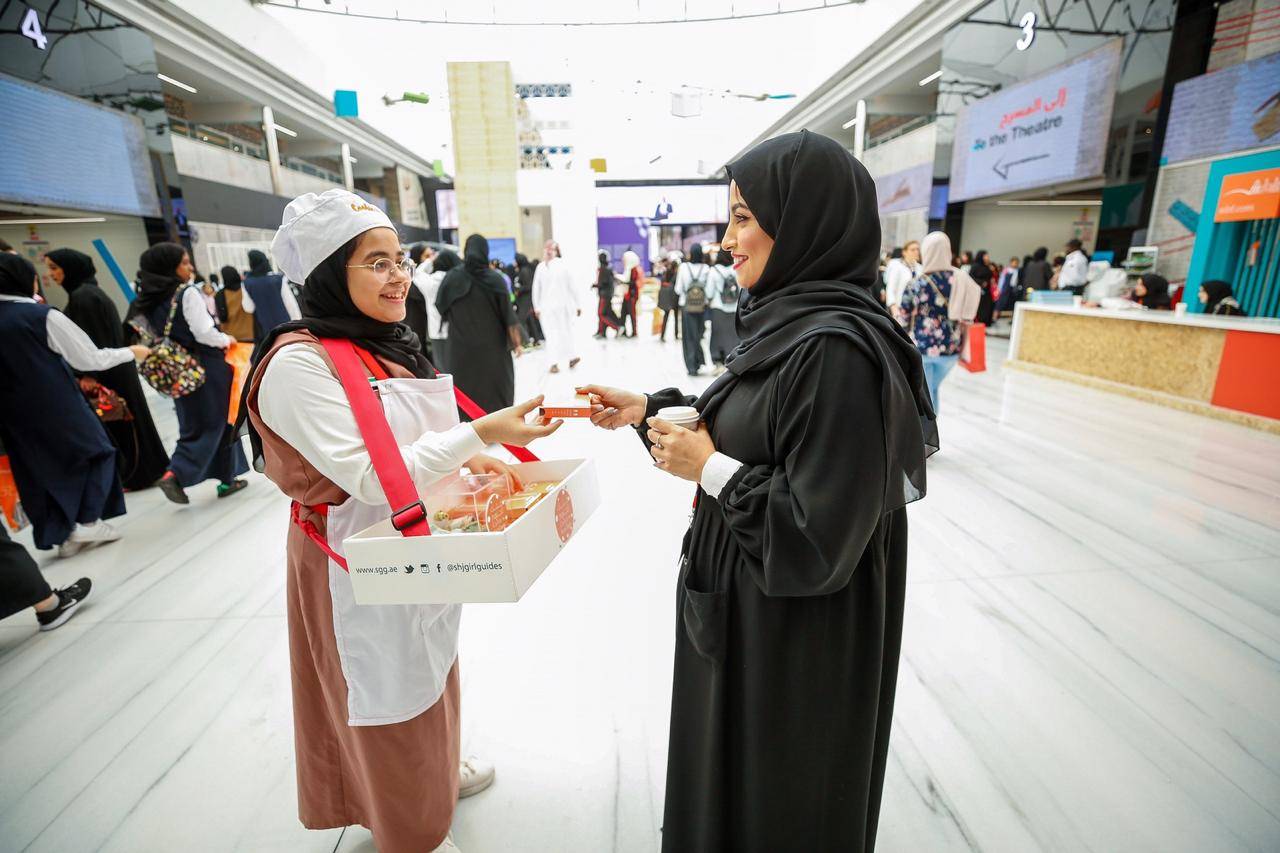مرشدات وزهرات مفوضية الشارقة يوزّعن الأمل في معرض الشارقة الدولي للكتاب