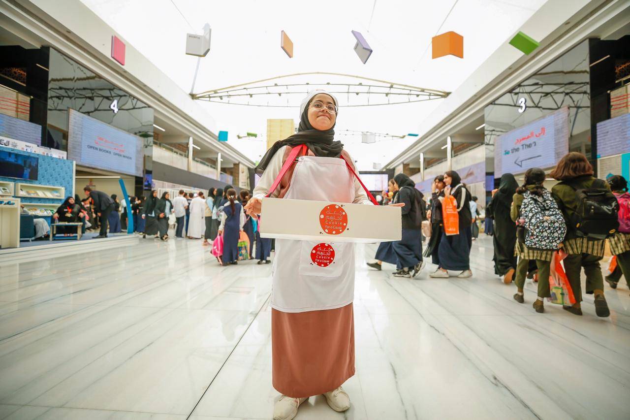 مرشدات وزهرات مفوضية الشارقة يوزّعن الأمل في معرض الشارقة الدولي للكتاب