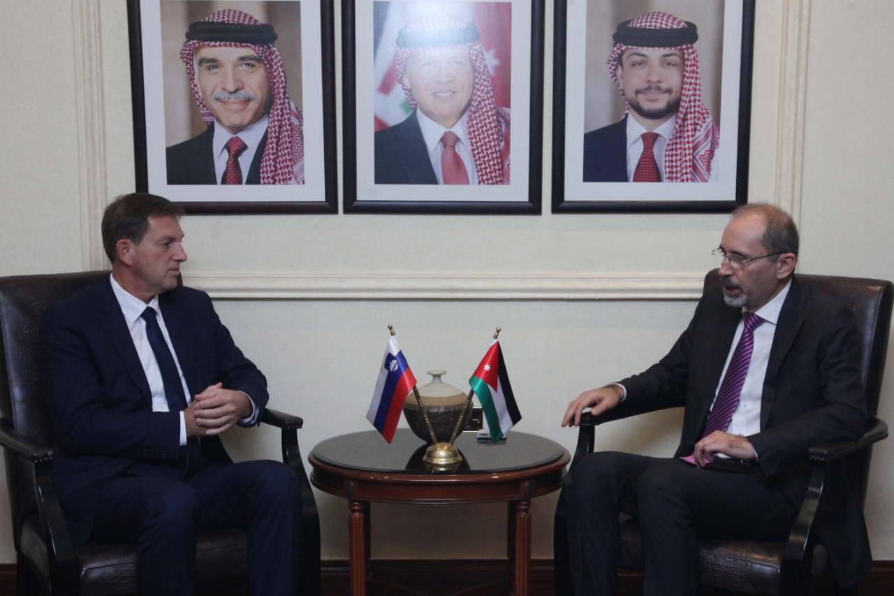 وزير الخارجية وشؤون المغتربين يبحث مع نائب رئيس الوزراء وزير خارجية سلوفينيا سبل زيادة التعاون بين البلدين