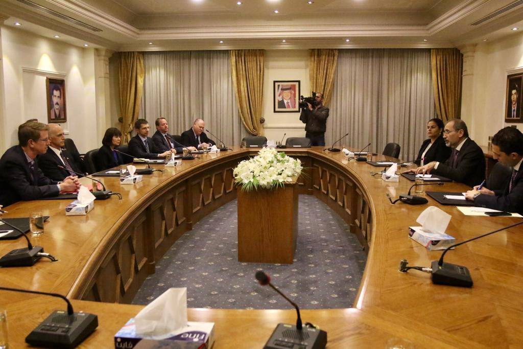 وزير الخارجية وشؤون المغتربين يستقبل وفدا من لجنة الخدمات العسكرية في مجلس النواب الأمريكي