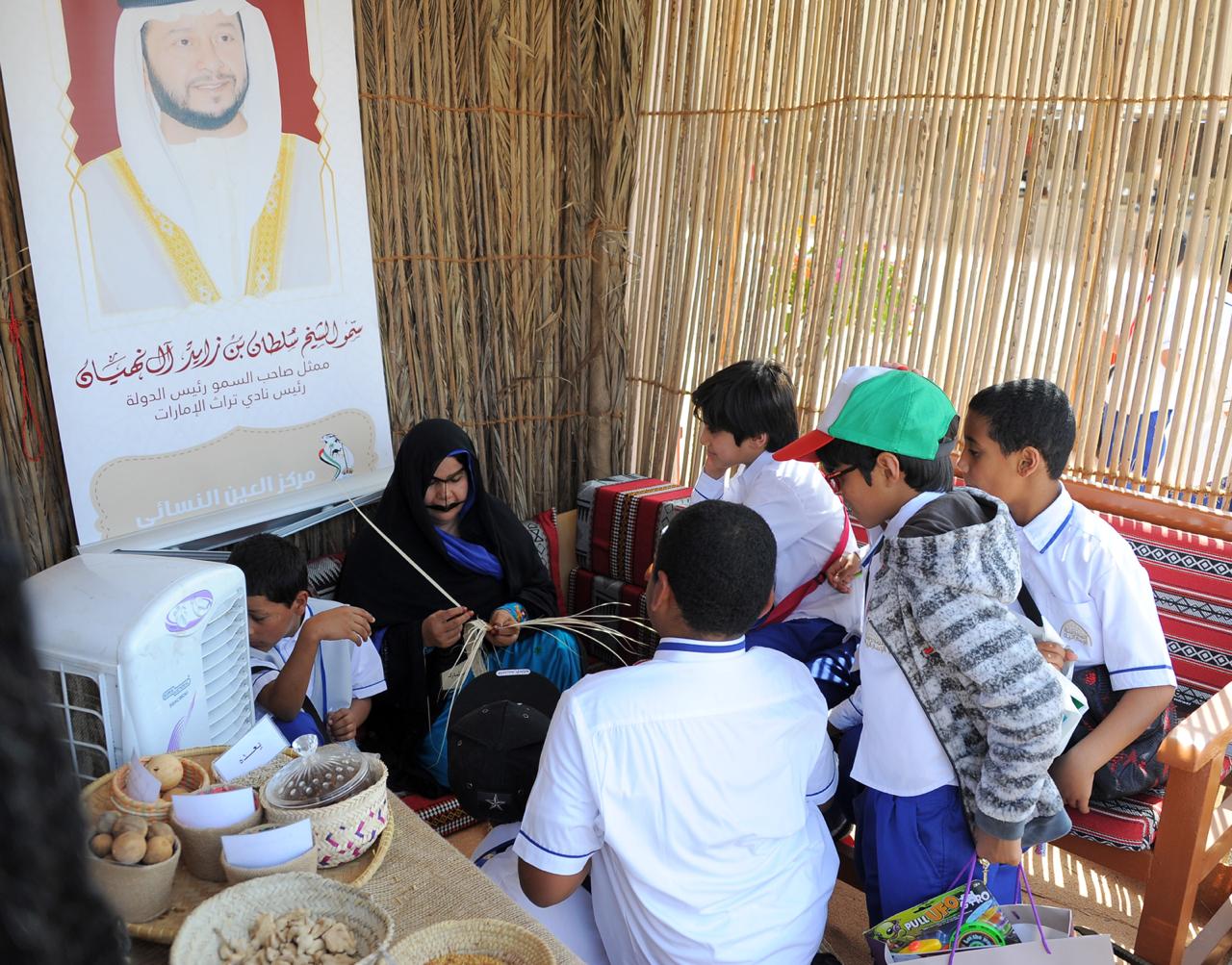 نادي تراث الإمارات مدرسة للسنع في مهرجان الحرف والصناعات التقليدية بالعين. 