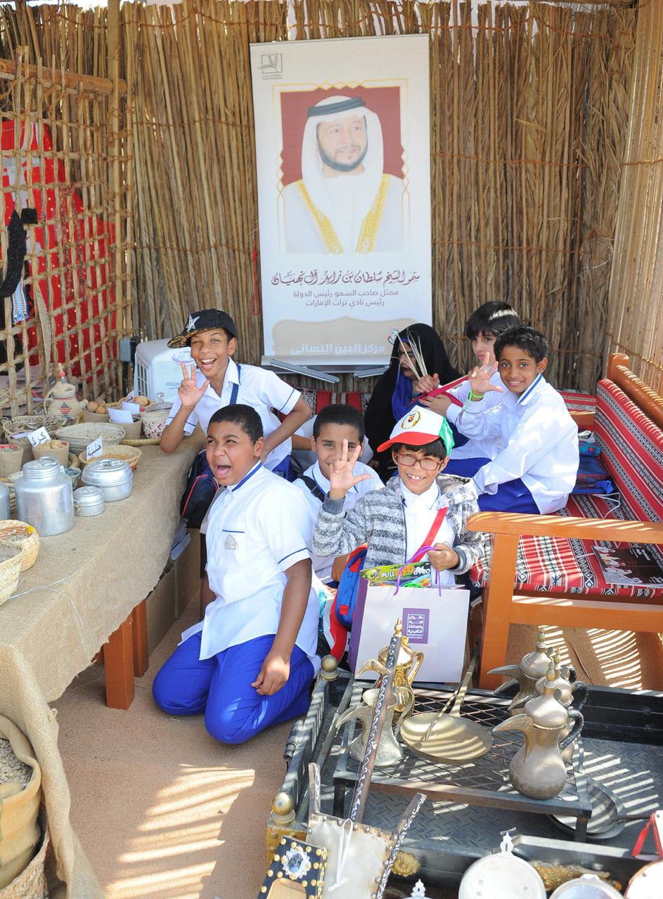 نادي تراث الإمارات مدرسة للسنع في مهرجان الحرف والصناعات التقليدية بالعين. 