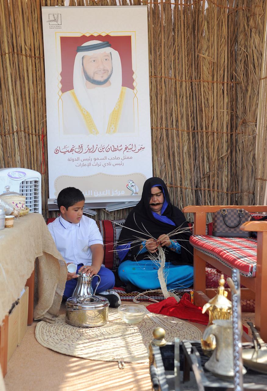 نادي تراث الإمارات مدرسة للسنع في مهرجان الحرف والصناعات التقليدية بالعين. 