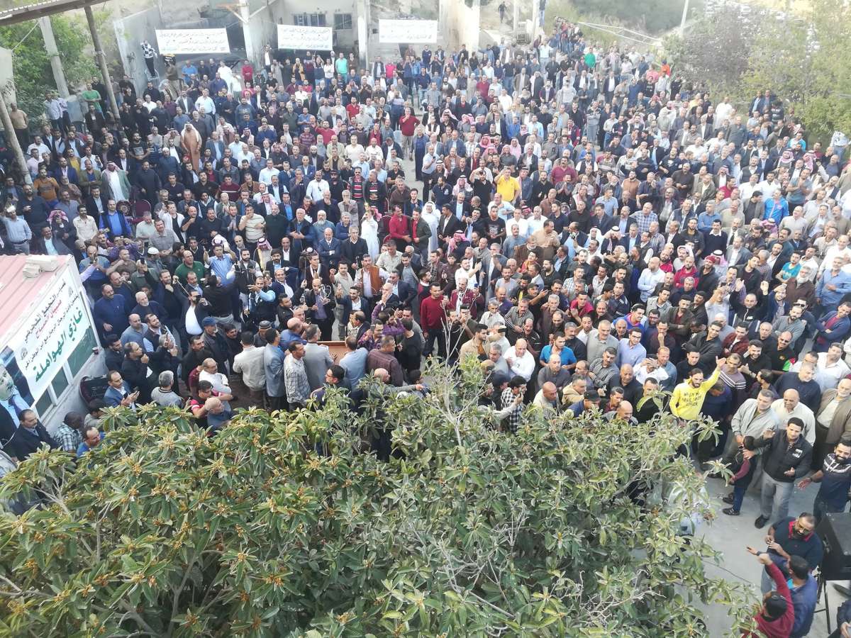 وسط الآف المؤيدين .. النائب غازي الهواملة يكشف تفاصيل القضايا المتهم بها 