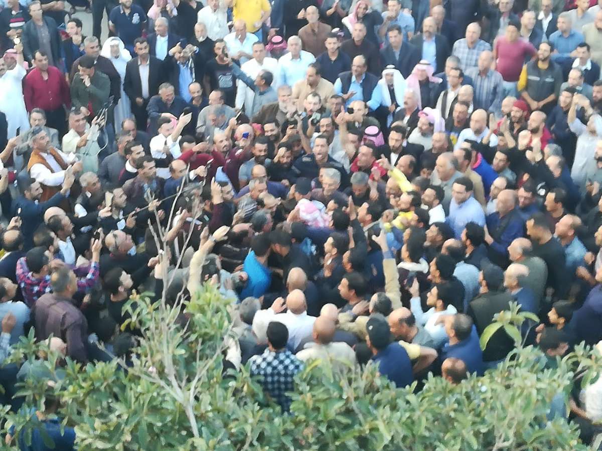 وسط الآف المؤيدين .. النائب غازي الهواملة يكشف تفاصيل القضايا المتهم بها 