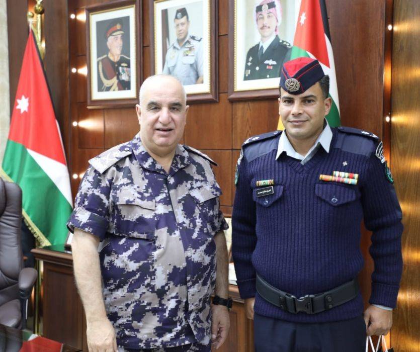 مدير عام الدفاع المدني يكرم أحد مرتباته لإخماد حريق صهريج بمنطقة طواحين العدوان