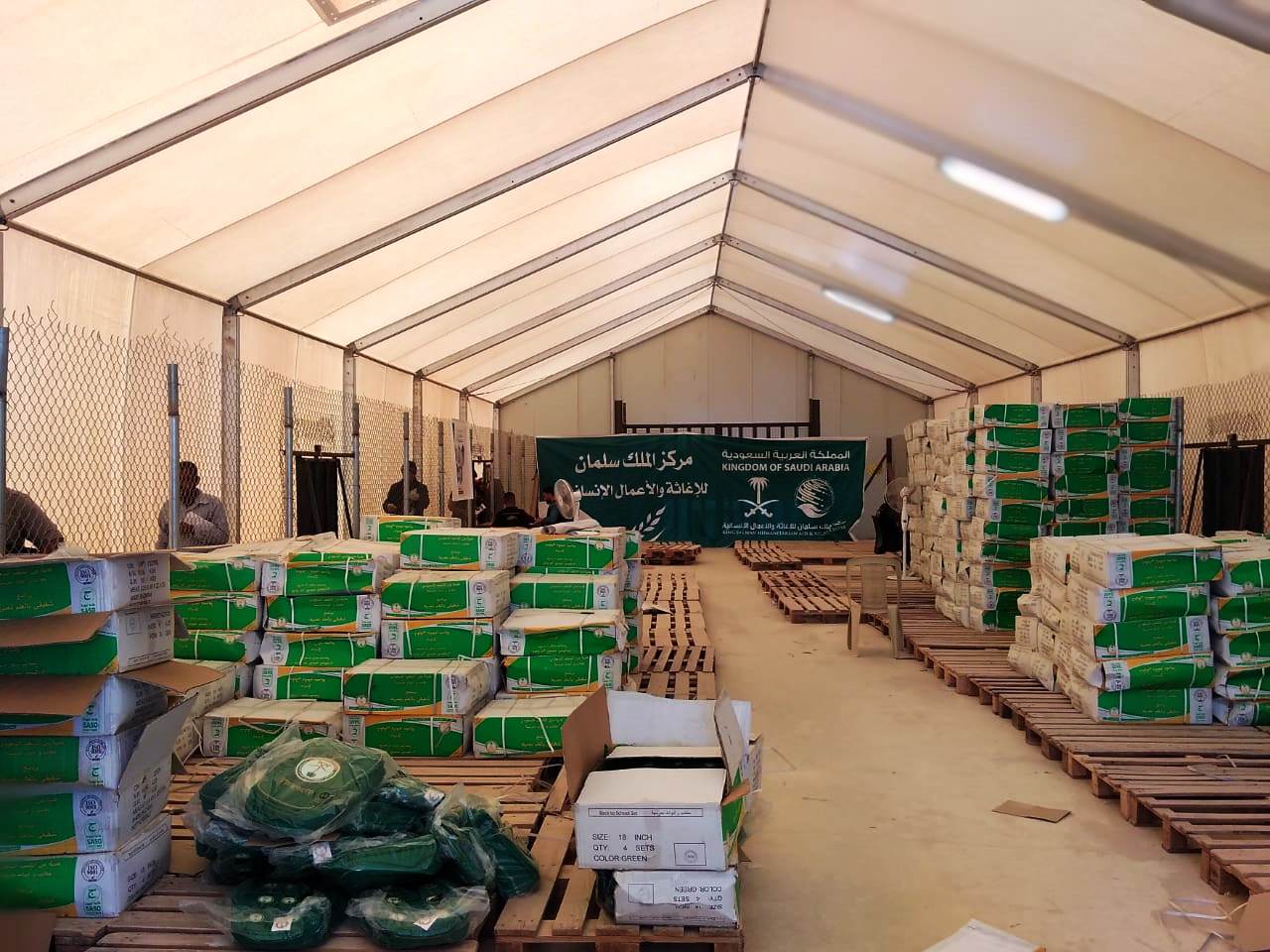 مركز الملك سلمان للاغاثة يكمل توزيع الحقائب المدرسية على  طلاب مخيم الازرق 