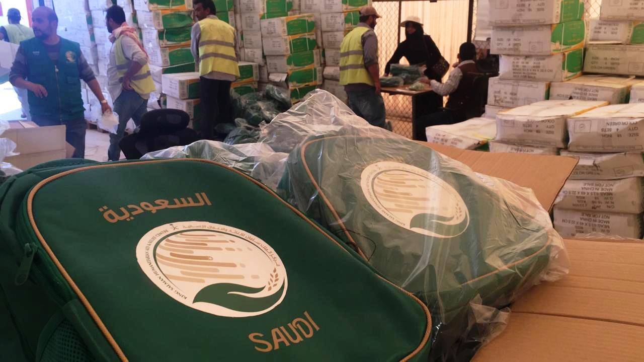 مركز الملك سلمان للاغاثة يكمل توزيع الحقائب المدرسية على  طلاب مخيم الازرق 