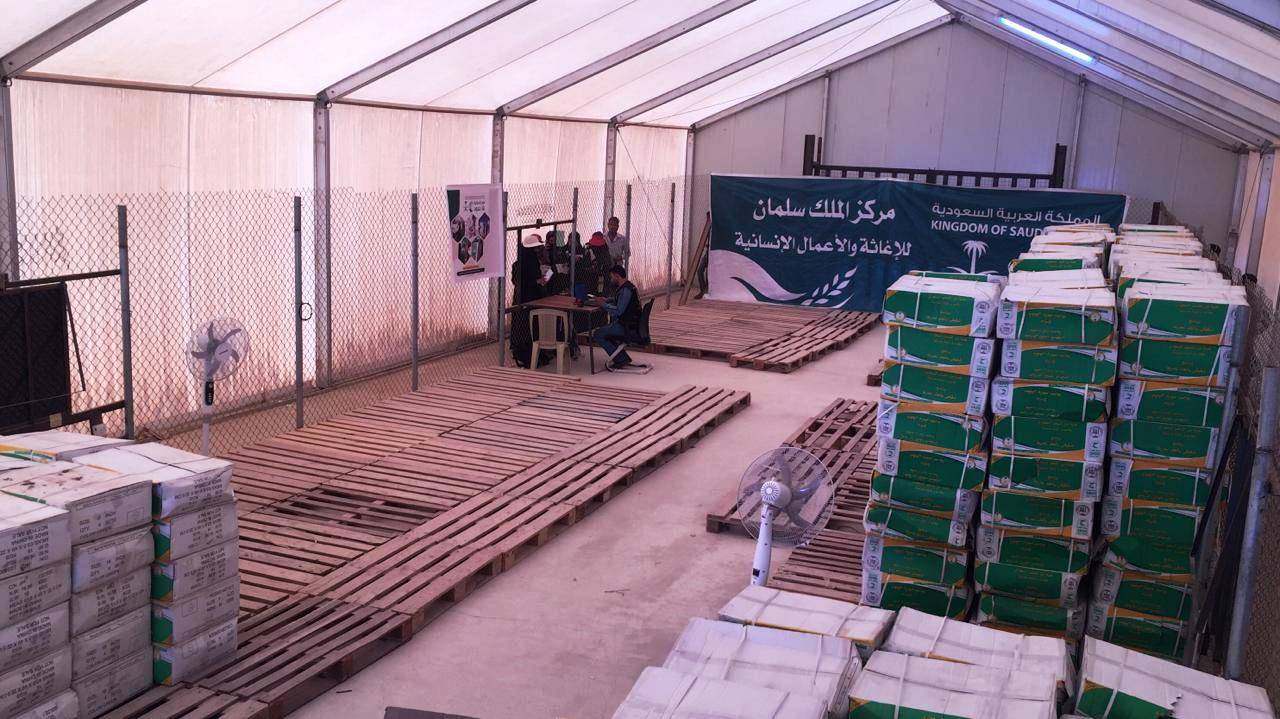 مركز الملك سلمان للاغاثة يكمل توزيع الحقائب المدرسية على  طلاب مخيم الازرق 