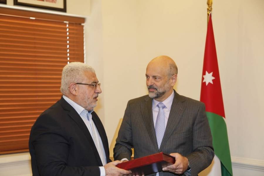 رئيس الوزراء يتسلم نسخة من تقرير المركز الوطني لحقوق الإنسان