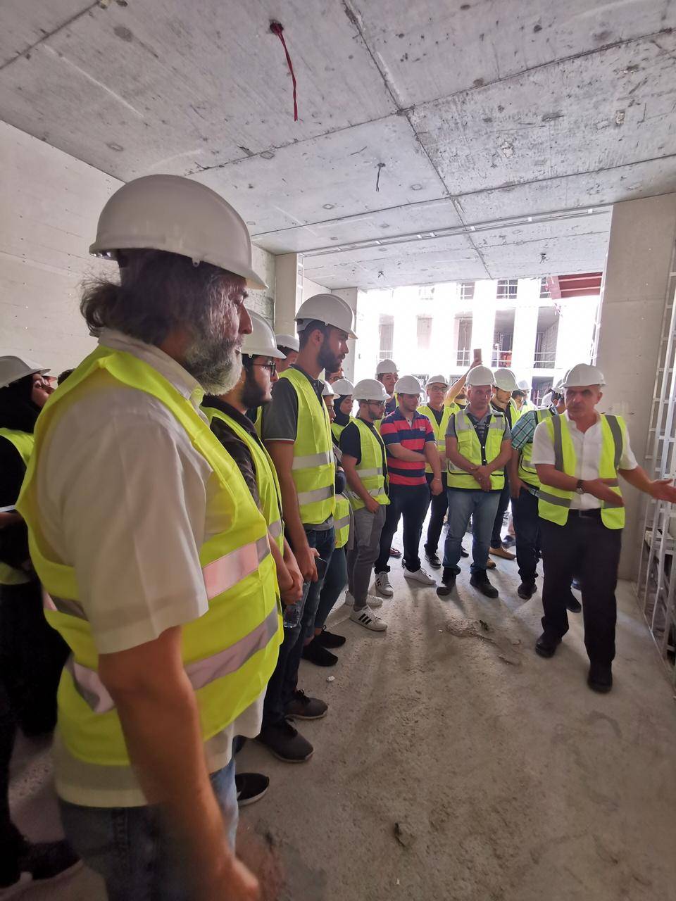 مجموعة ألف تستضيف وفد طلابي من أمريكية الشارقة