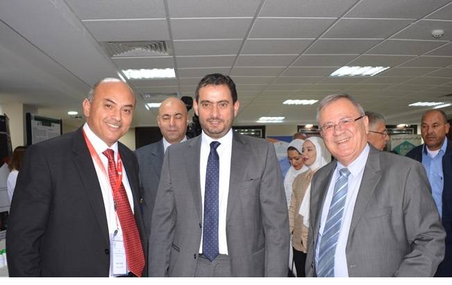 وزير الصناعة والتجارة والتموين يكرم مدير العلاقات العامة والدولية بجامعة البترا