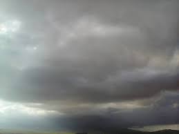 النشرة الجوية : انخفاض على درجات الحرارة وأجواء غائمة